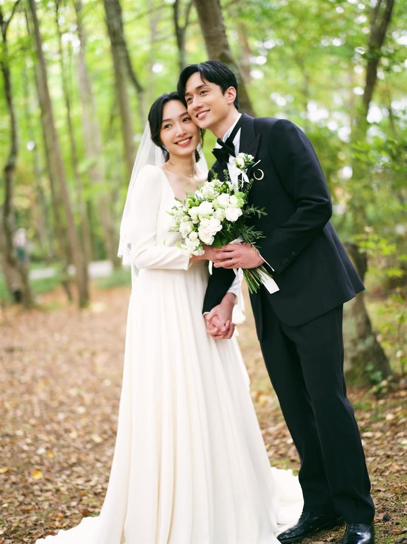 劉俊謙、蔡思韵絕美婚紗照曝光。（圖／翻攝自劉俊謙IG）