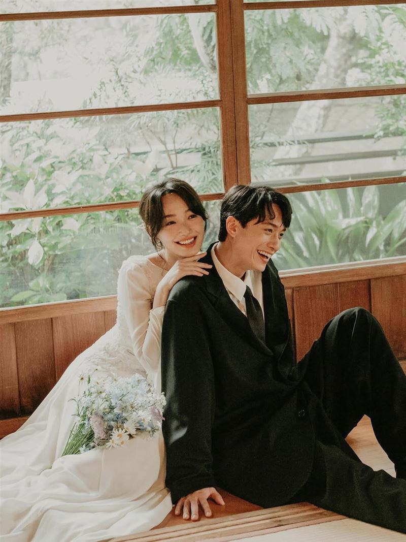 劉俊謙、蔡思韵絕美婚紗照曝光。（圖／翻攝自劉俊謙IG）
