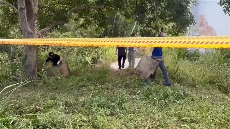 警方在棄屍地點挖掘採證。（圖／翻攝畫面）