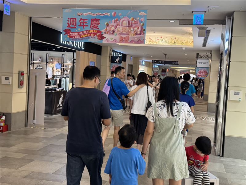 麗寶OUTLET週年慶10/17優惠開跑，滿額再抽機車、iPhone17。（圖／麗寶OUTLET MALL提供）