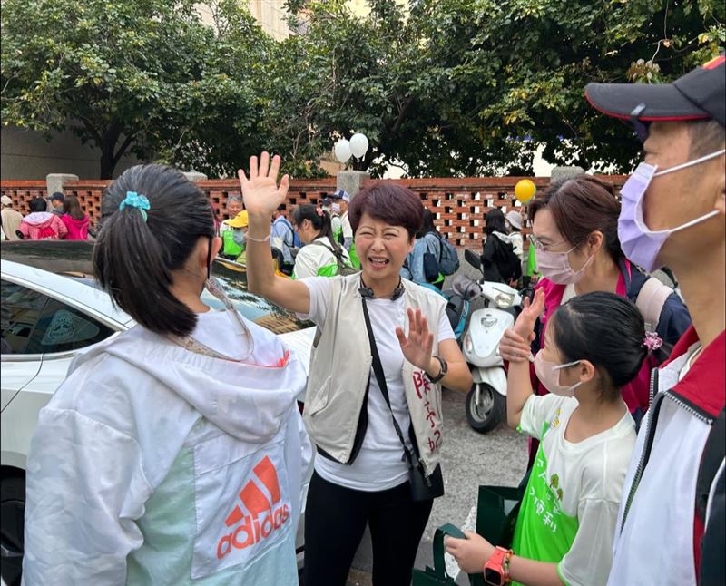 陳亭妃喊出「台南第一女市長」的口號，希望以女力溫柔堅強的力量，照顧每位台南市民（圖／翻攝自陳亭妃臉書）