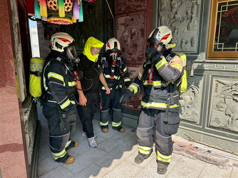 為強化文化資產場所之火災應變機制與人員疏散能力，桃園市消防局第二大隊楊梅分隊特於楊梅錫福宮舉辦無腳本火災搶救演練。（圖／桃園電子報提供）