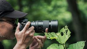 Sony FE 100mm F2.8 Macro GM OSS搭載頂尖光學結構與操作設計，全面強化微距拍攝體驗，同時提供兼具極致細節與柔和散景的卓越成像品質。