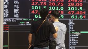 台股盤中跌破27000點後收斂（1）美中再掀貿易戰，台北股市13日開盤大跌逾800點，跌破27000點，隨後跌勢快速收斂，盤中跌逾400點。中央社記者張皓安攝 114年10月13日