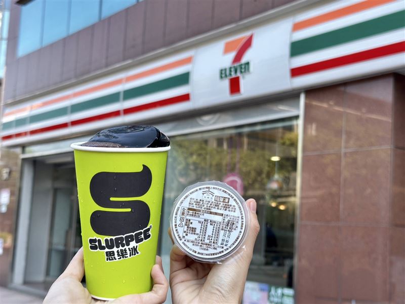 7-ELEVEN限時推出「仙草凍可樂思樂冰」。(圖／7-ELEVEN提供)