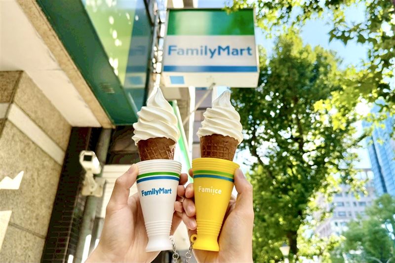 全家推出全新周邊「Fami!ce多功能加油棒」共有白、黃色2款。(圖／全家提供)
