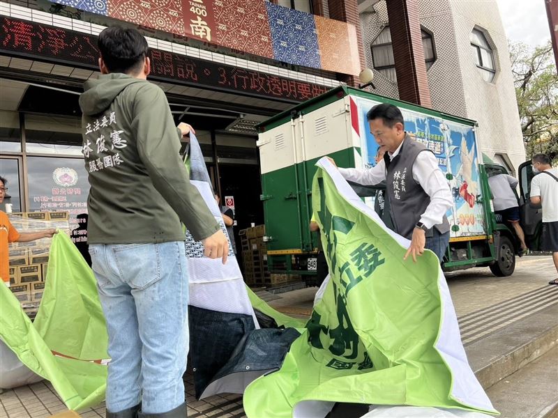 丹娜絲風災重創嘉南地區，林俊憲率先捐出看板帆布救災（圖／翻攝自林俊憲臉書）