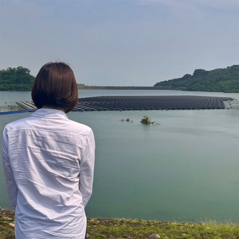 藍委陳菁徽揭露鳳山水庫一整片光電板，高市府反擊：抹黑！（圖／翻攝陳菁徽粉專）