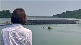 藍委陳菁徽揭露鳳山水庫一整片光電板，高市府反擊：抹黑！（圖／翻攝陳菁徽粉專）