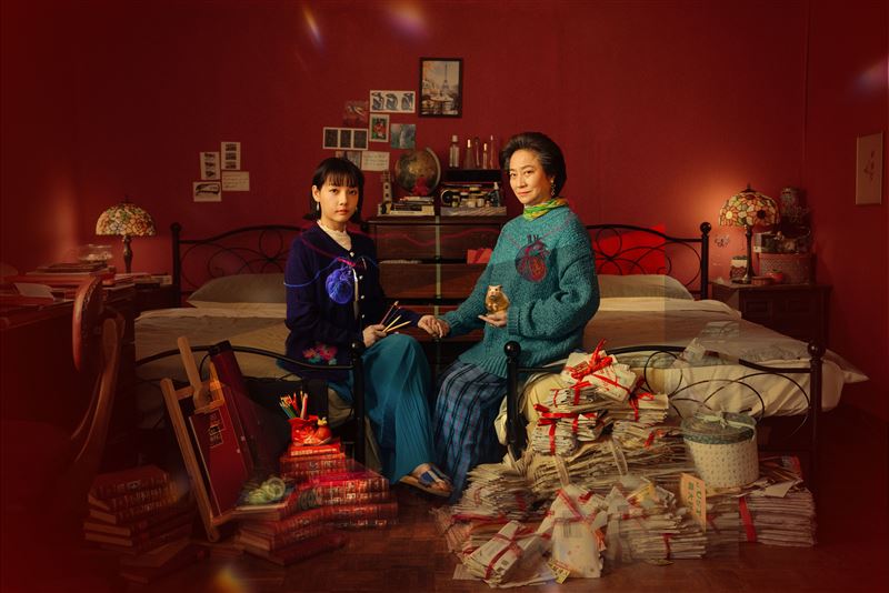 《阿婆非死不可》入圍第60屆電視金鐘獎電視電影獎，楊麗音（右）與林思廷（左）主演。（圖／客委會、客家電視台提供）