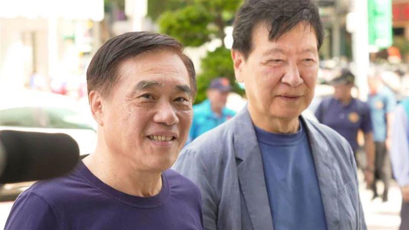 羅友志說，趙少康（右）來個「中國介選」，成了壓垮郝龍斌（左）最後一根稻草。（圖／翻攝自趙少康臉書）