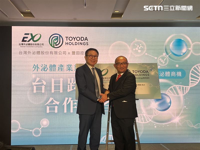 台灣外泌體公司董事長洪奇昌（左）與日本豐田控股社長豐田浩之（右），宣布成立「日本外泌體株式會社」。（圖／記者蔣季容攝影）