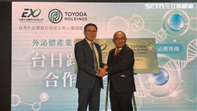 台灣外泌體公司董事長洪奇昌（左）與日本豐田控股社長豐田浩之（右），宣布成立「日本外泌體株式會社」。（圖／記者蔣季容攝影）