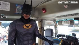 搭乘「台灣好行」暢遊西拉雅風景區　抓到蝙蝠俠送香Ｑ菱角。（圖／翻攝畫面）