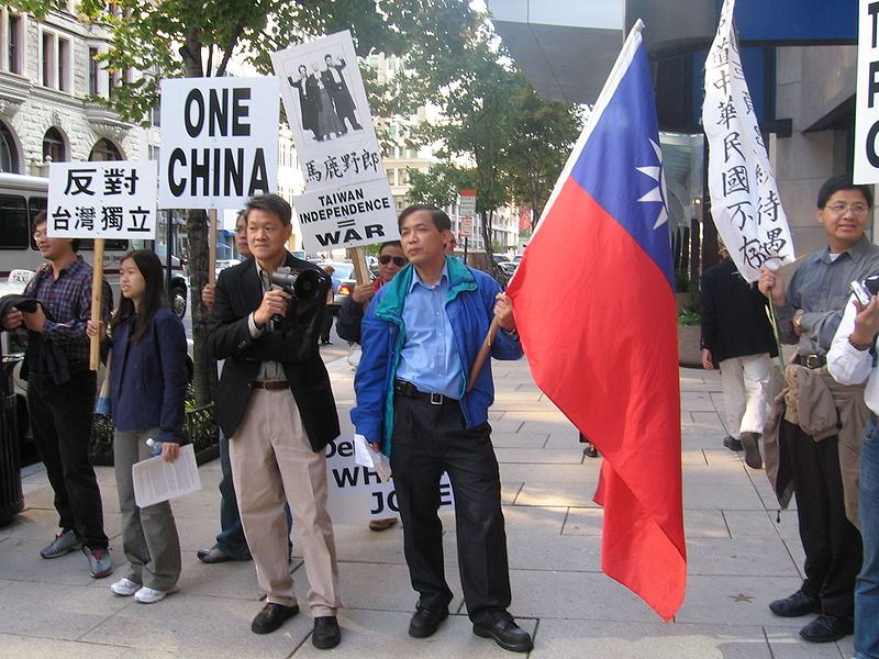 2005年，反對台灣獨立的示威者在華盛頓街頭高舉的看板寫有「馬鹿野郎」。（圖／翻攝自維基百科）