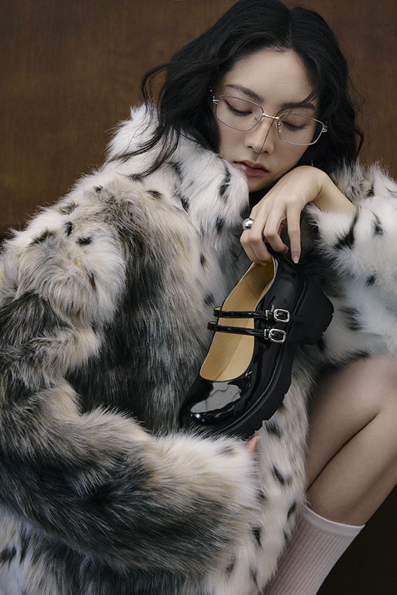 瑪莉珍系列鞋款搭配毛絨外套或甜褲風皮褲，皆能讓經典復古鞋型再展更多層次魅力。（圖／品牌業者提供）