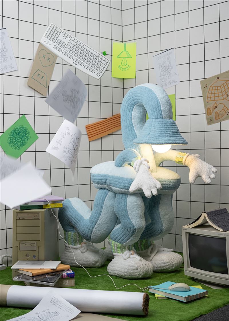誠品生活南西10/24-10/26「怪獸收服站」集結5大奇趣玩具品牌。現場展示現於倫敦深造的設計傢俱品牌Nunu Chu派出長出腳的大型檯燈「藍色星期一怪獸」等。（圖／品牌業者提供）