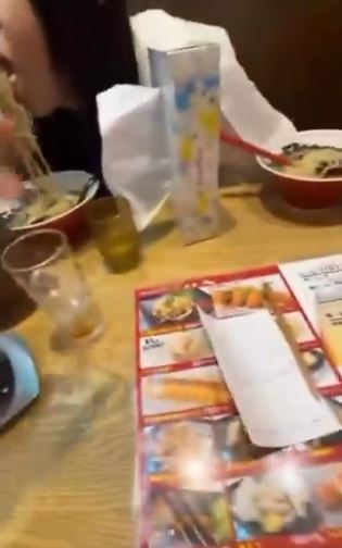 女學生曾在其他拉麵店和朋友玩「互拉拉麵遊戲」，引發網友撻伐。（圖／翻攝自X平台@misumarunotamaQ）