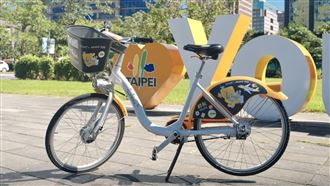 新北男全裸騎YouBike！手放雙腿間摸下體