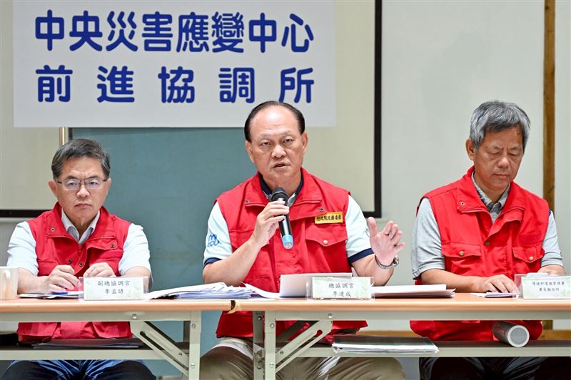 中央前進協調所總協調官季連成說明因應準颱風「風神」防颱整備工作（圖／行政院提供）