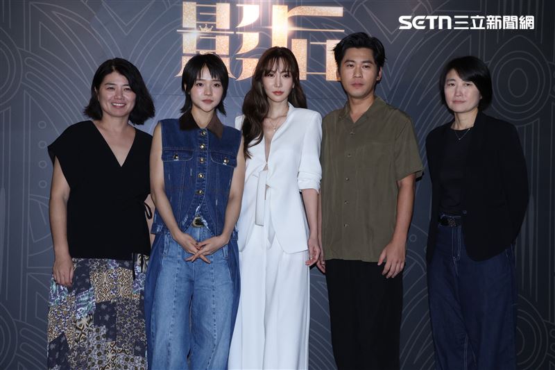 《影后》監製丁長鈺（右起）、黃迪揚、曾莞婷、林廷憶、編導嚴藝文出席金鐘派對。（圖／記者鄭孟晃攝影）