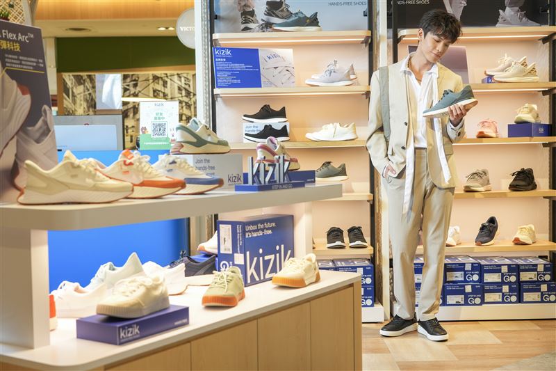 Kizik進駐台北信義新光三越A8館 首度插旗北部市場 ，展現「Hands-Free」創新鞋履體驗。（圖／品牌業者提供）