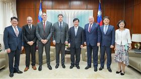 外交部長林佳龍接見巴拉圭工商部長西梅內斯訪團（圖／翻攝自林佳龍臉書）