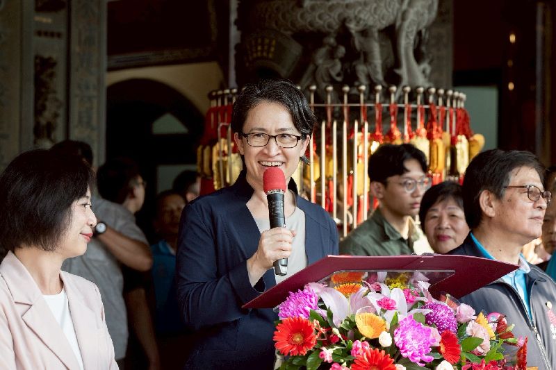 副總統蕭美琴14日下午在民進黨立委何欣純陪同下赴台中「潭水亭觀音媽廟」參拜祈福暨揭匾，她說，台灣人民始終是世界良善的力量，憑藉勤奮與創意化解困境，以台灣韌性感動全世界。（照片提供：總統府）