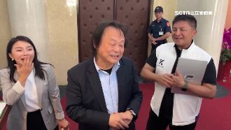 王世堅金曲爆紅！藍委、立院員工搶合照