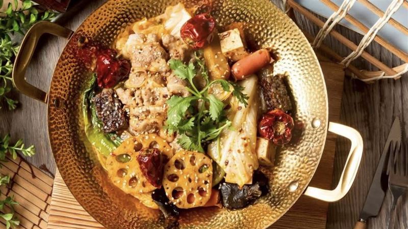 一名網友日前在高雄小港區的連鎖麻辣香鍋店外帶餐點，卻在裡面夾出一塊疑似木頭的東西。（圖／翻攝自業者臉書）