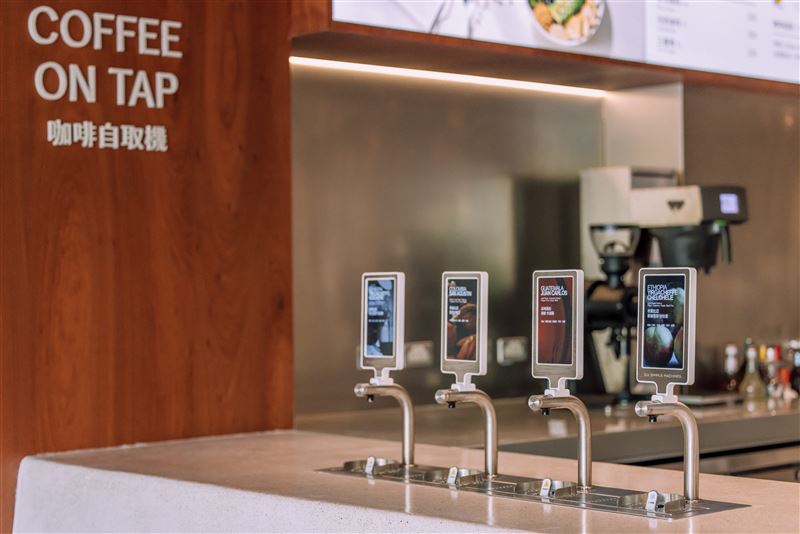 全台連鎖咖啡館首創Coffee on Tap咖啡自取機。(圖/品牌業者提供)