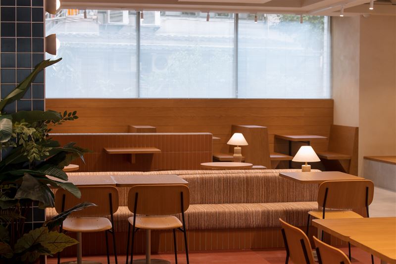 伯朗咖啡館科大店以「都市客廳 Urban Living Room」為概念,讓民眾有自在交流和放鬆的場域。(圖/品牌業者提供)