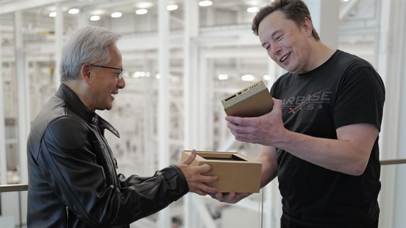 輝達執行長黃仁勳將全球最小 AI 超級電腦交付給 Elon Musk。(圖/輝達提供)