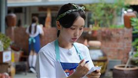 韓國女生Judy擔任廚房招待，也學習客語。（圖／客委會、客家電視台提供）