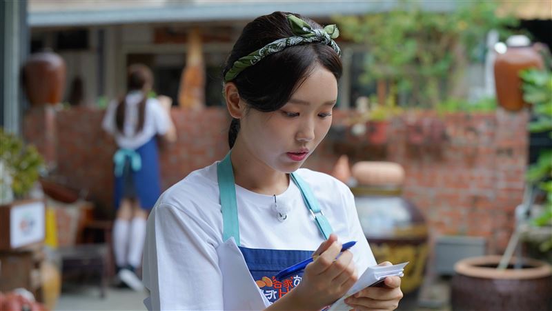 韓國女生Judy擔任廚房招待，也學習客語。（圖／客委會、客家電視台提供）