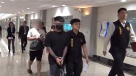 刑事局國際科日前與越南執法機關合作，逮捕21歲的范姓柬埔寨詐騙園區幹部，將人押解回台。(圖／翻攝畫面)