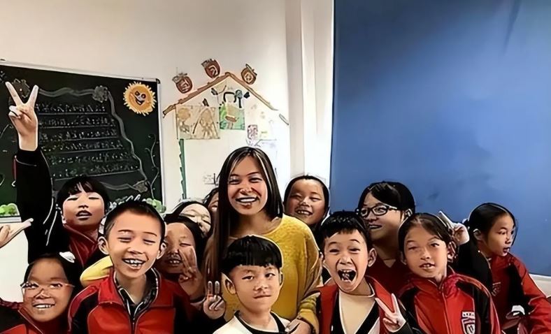 喬伊絲重返益陽，以英文教師身分教孩子們英語，也教他們要「勇敢追尋夢想」。（圖／翻攝自微博）