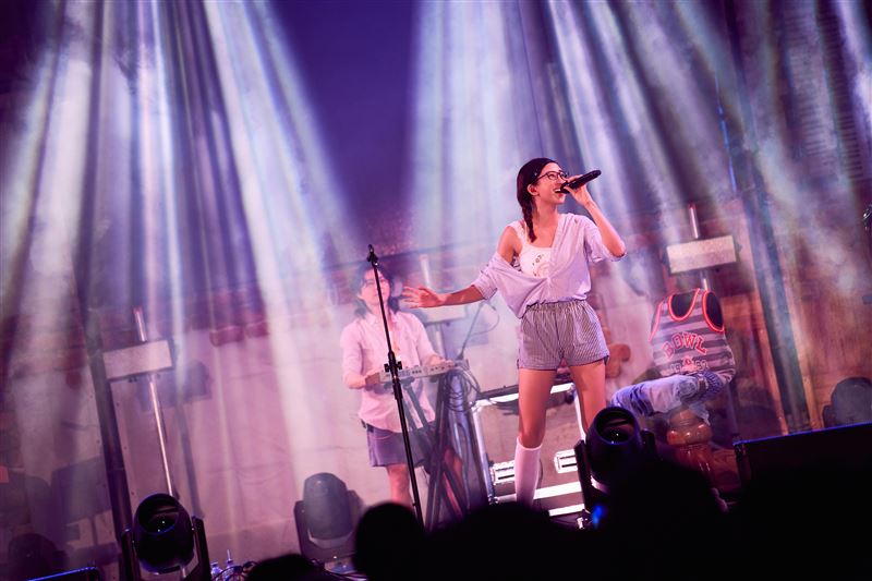 9m88 換上睡衣，呼應「秋OUT音樂節」房間主題。（圖／PIPE Live Music 提供）