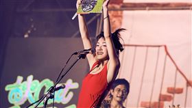 郭采潔以 Mola Oddity 樂團主唱身份 Birdy K 登上「秋OUT音樂節」。（圖／PIPE Live Music 提供）