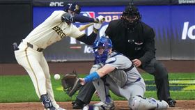 國聯冠軍賽G1圖朗（Brice Turang）錯失靠挨觸身球追平比數的機會。（圖／美聯社／達志影像）