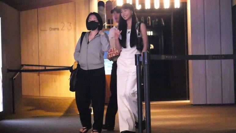 直擊小S攜女影城看片對偽女婿耳提面命