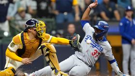 國聯冠軍賽G1道奇上演離奇雙殺守備。（圖／美聯社／達志影像）