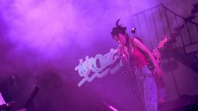 郭采潔帶著樂團回到台北演出。（圖／PIPE Live Music提供）