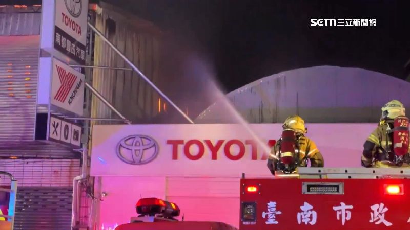 警消正控制火勢