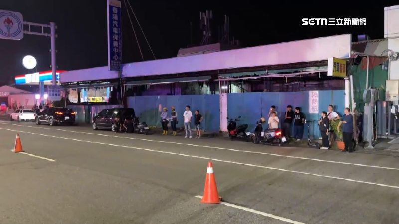不少民眾凌晨仍出來查看