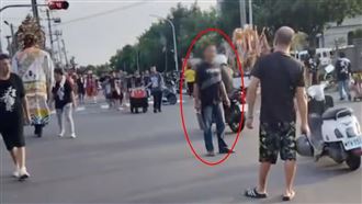 七爺八爺也怕…他揮刀擋陣頭！酒醒後悔了