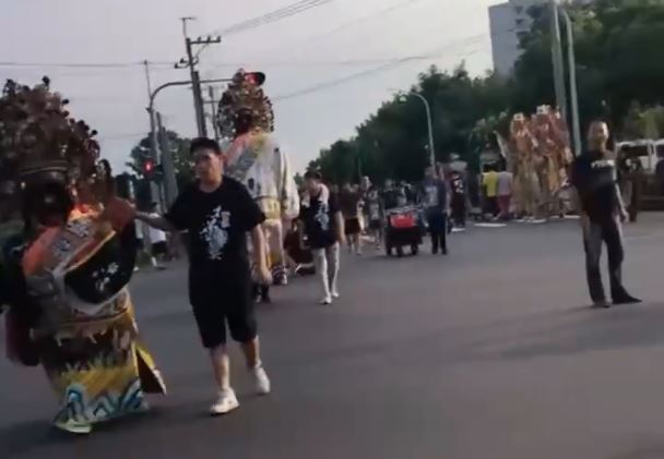 七爺八爺都得怕他三分繞路。（圖／翻攝自記者爆料網）