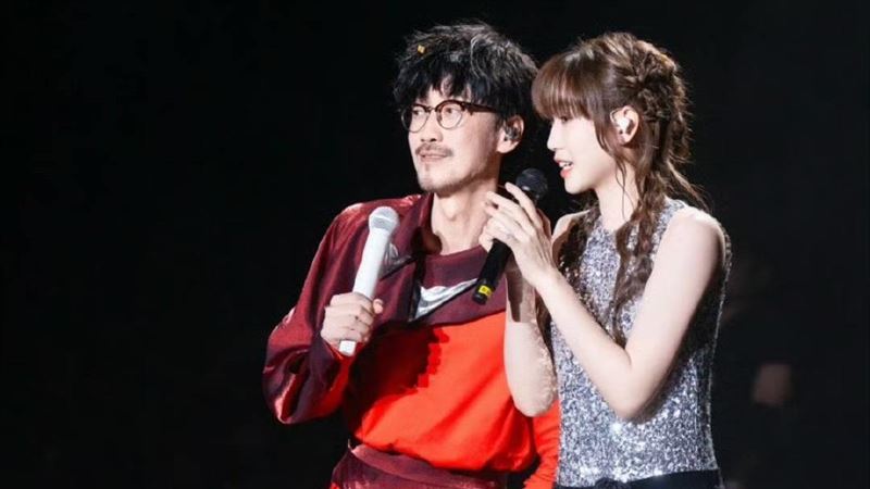 周傳雄上海開唱同框女兒。（圖／翻攝自微博）