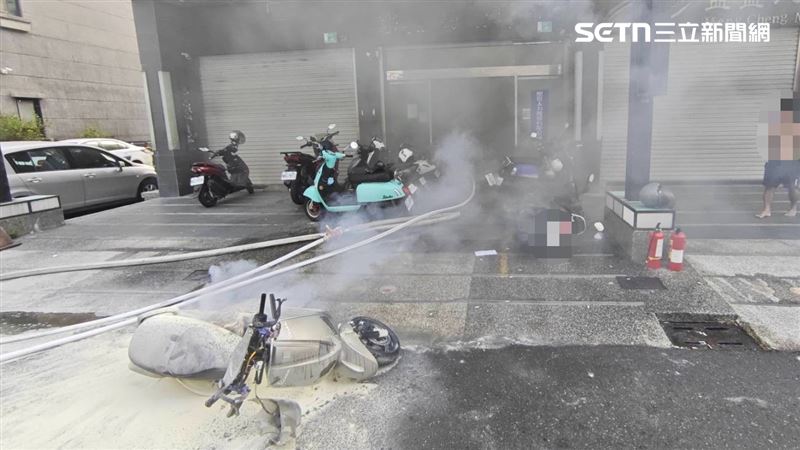 台南市永康區四維街一處4樓RC透天厝，今天（15日）清晨驚傳火警，停放於1樓的電動車，不明原因起火。（圖／翻攝畫面）