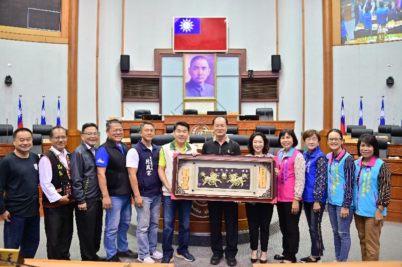 前台東縣議員黃瑞華（右6）11日病逝，享壽73歲。（圖／中央社）
